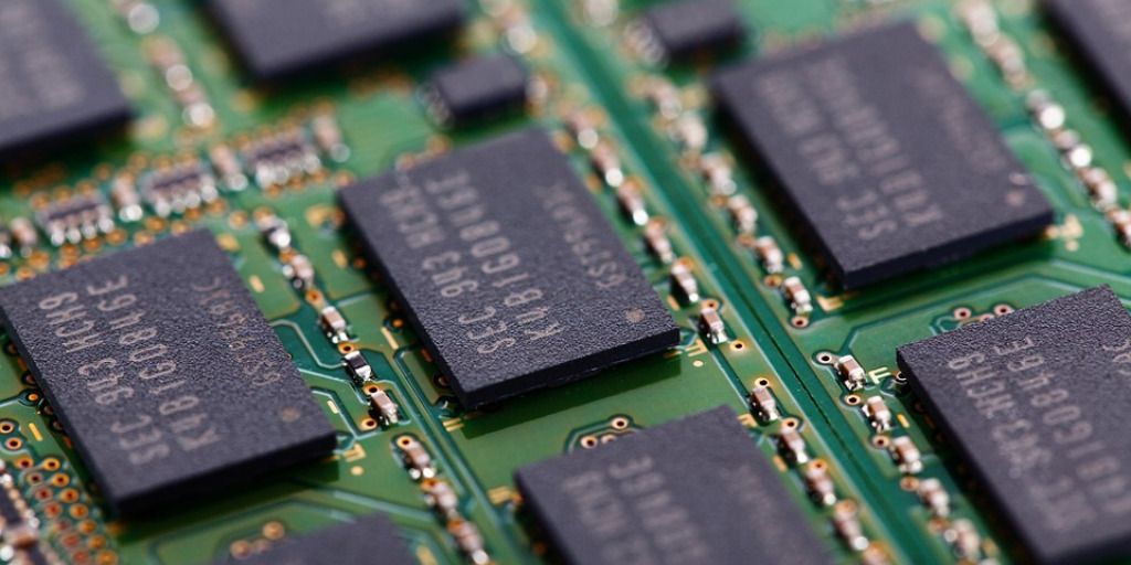 Memory management in long-lived Symfony commands